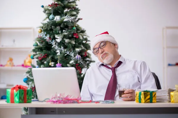 Funcionário idoso do sexo masculino comemorando o Natal no local de trabalho — Fotografia de Stock