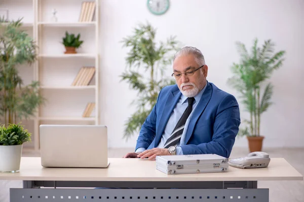 Ancien salarié masculin dans le concept de rémunération — Photo