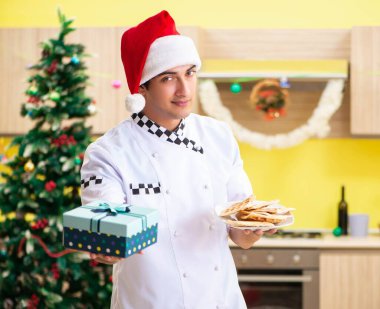 Noel arifesi mutfakta çalışan genç şef koca