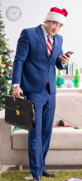 Jeune beau employé célébrant Noël sur le lieu de travail — Photo