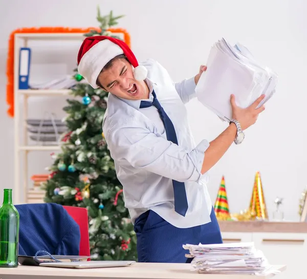 Jovem e bonito funcionário celebrando o Natal no local de trabalho — Fotografia de Stock