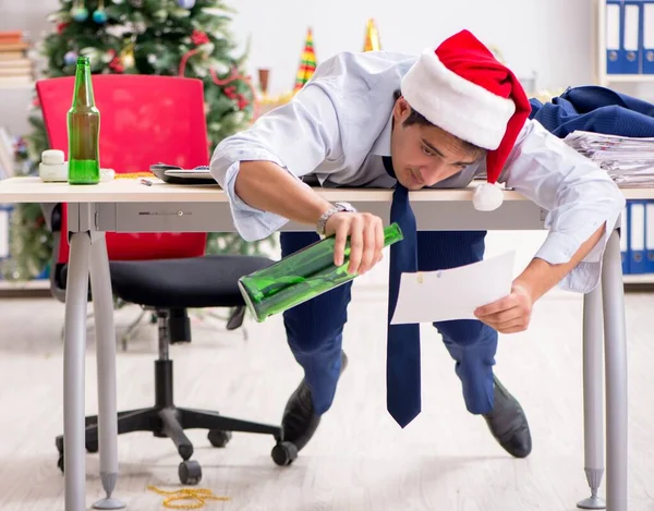 Jovem e bonito funcionário celebrando o Natal no local de trabalho — Fotografia de Stock