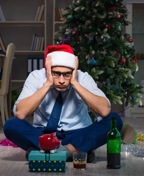 Бізнесмен святкує Різдво вдома сам — стокове фото