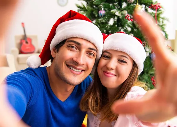 Jovem casal celebrando o Natal em casa — Fotografia de Stock