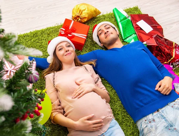 Těhotná manželka slaví Vánoce s manželem — Stock fotografie