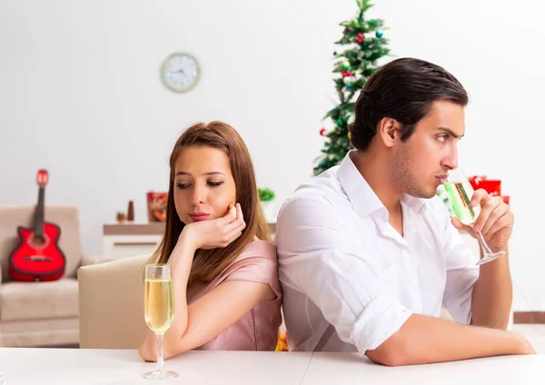 Junges Paar in der Weihnachtsnacht aneinander geraten — Stockfoto
