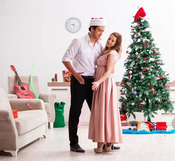 Jovem casal celebrando o Natal em casa — Fotografia de Stock