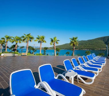 Aydınlık bir yaz gününde açık havada güzel bir yüzme havuzu.