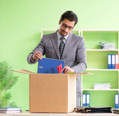 Erkek işçi işten çıkarıldıktan sonra eşyalarını topluyor.