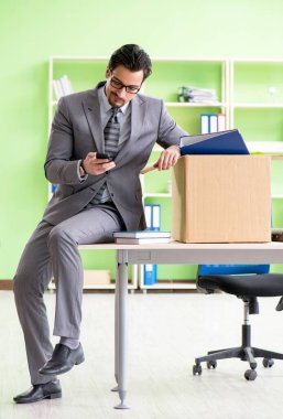 Erkek işçi işten çıkarıldıktan sonra eşyalarını topluyor.