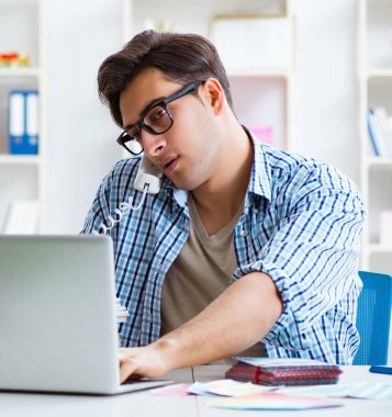 Genç adam çalışan dizüstü ofiste çalışan