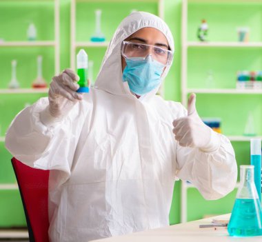 Laboratuvarda yeni bir deney üzerinde çalışan kimyager.