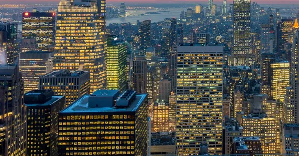 Utsikt över New York Manhattan under solnedgången timmar — Stockfoto