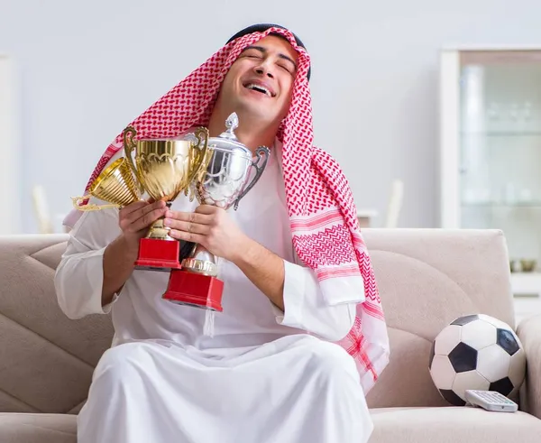 Arabe regarder le football sportif à la télévision — Photo