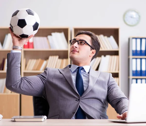 Geschäftsmann mit Fußballball im Amt — Stockfoto