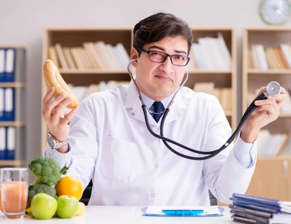 Médecin en régime concept avec des fruits et légumes — Photo