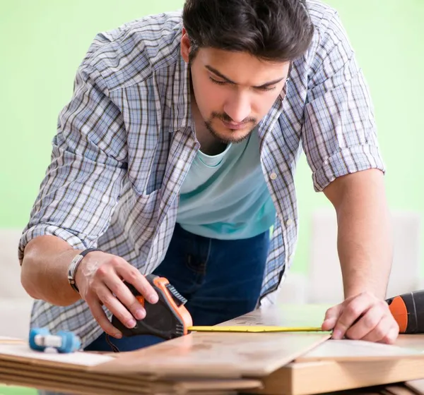 Houtbewerker werkt in zijn werkplaats — Stockfoto