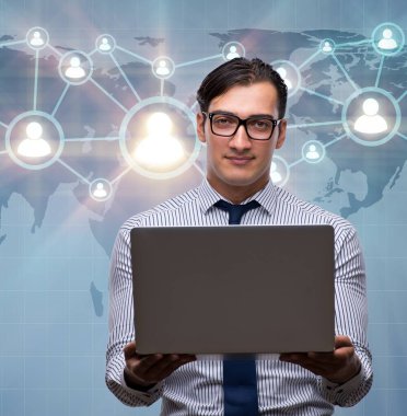 Sosyal ağ kavramı içinde laptop ile işadamı