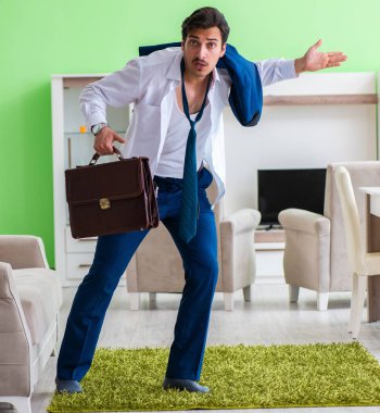 Adam giyinip işe geç kalıyor.