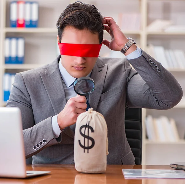 Blindfold affärsman sitter vid skrivbordet på kontoret — Stockfoto