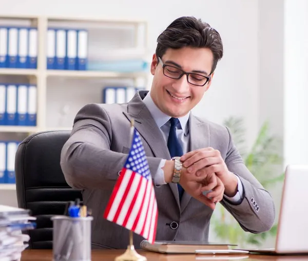 Üzletember amerikai zászlóval az irodában — Stock Fotó