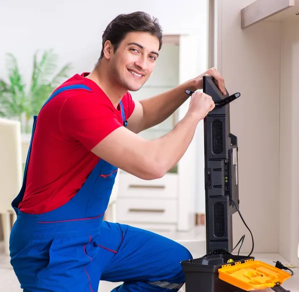 Engenheiro de reparação profissional reparar tv quebrada — Fotografia de Stock