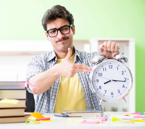 Estudiante preparándose para exámenes universitarios con muchos pri — Foto de Stock