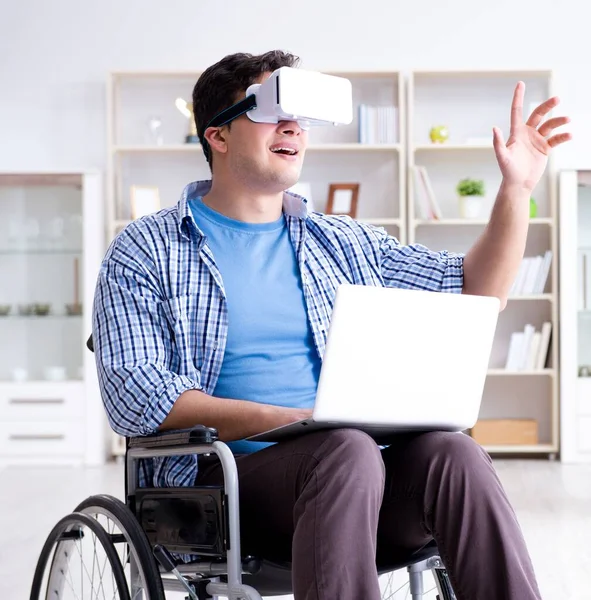 Estudiante independiente estudiando con portátil y cristal de realidad virtual — Foto de Stock