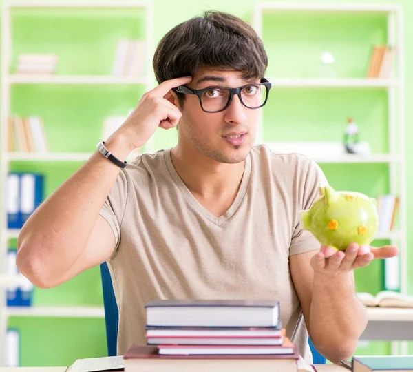 Junge Studentin in teurerem Studienkonzept — Stockfoto