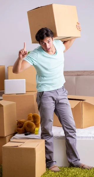 Young man moving to new apartment — Stock Photo, Image