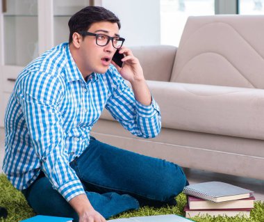 Evde sınava hazırlanan genç bir öğrenci.