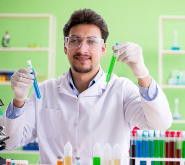 Laboratuvarda çalışan bir kimyager.