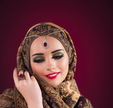 Güzel mücevher ile Müslüman kadın