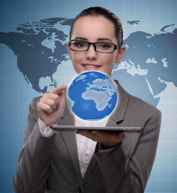 İşkadını tablet içinde küresel iş kavramı ile