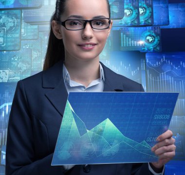 Çevrimiçi hisse senedi ticareti konseptinde iş kadını