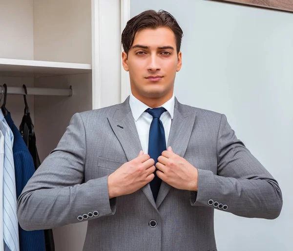 Empresário que se veste para o trabalho — Fotografia de Stock