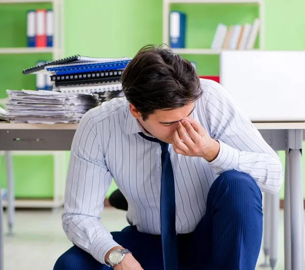 Gefrustreerde zakenman gestrest door overmatig werk — Stockfoto