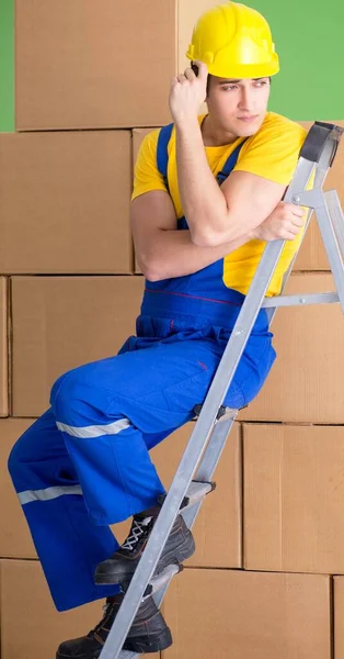 Hombre contratista trabajando con cajas de entrega —  Fotos de Stock