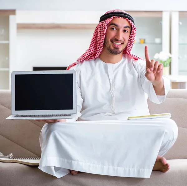 Uomo arabo che lavora a casa sul suo lavoro — Foto Stock