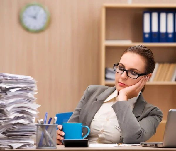 Деловая женщина в состоянии стресса из-за слишком много работы в офисе — стоковое фото
