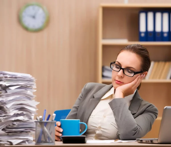 Empresaria bajo estrés por demasiado trabajo en la oficina — Foto de Stock