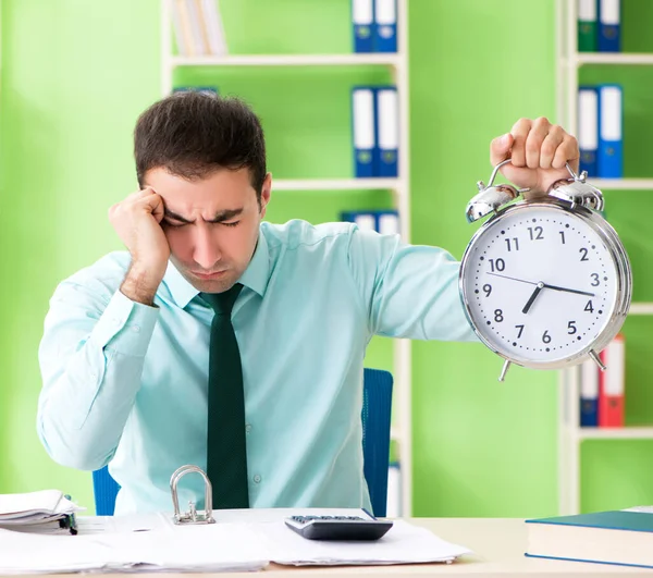 Männlicher Finanzmanager arbeitet im Büro im Zeitmanagement — Stockfoto