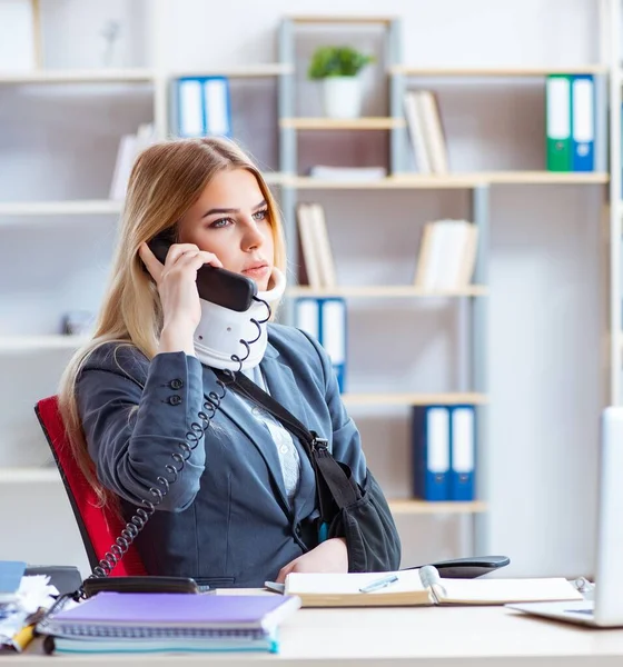 Lavoratrice infortunata che lavora in ufficio — Foto Stock