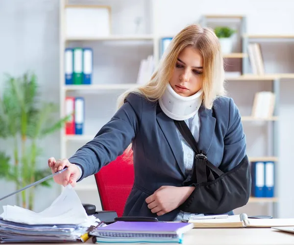 Skadad kvinnlig anställd som arbetar på kontoret — Stockfoto