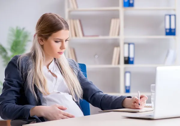 Pregnant woman employee in the office — Stock Photo, Image