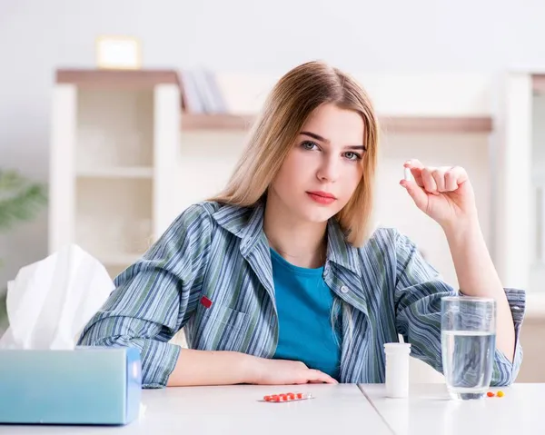 Femme prenant des pilules pour faire face à la douleur — Photo