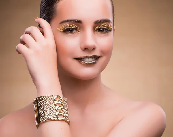 여자 아름다움 개념에 황금 팔찌와 함께 — 스톡 사진