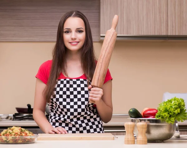 Молодая женщина домохозяйка работает на кухне — стоковое фото