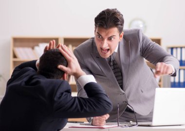 Kızgın patron çalışanına bağırıyor.