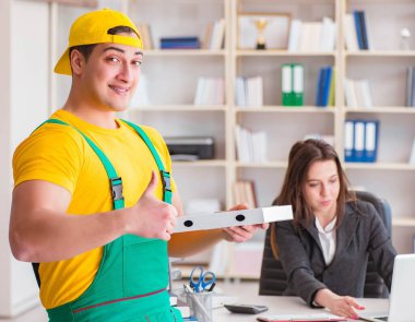 Postacı ofise paket teslim ediyor.